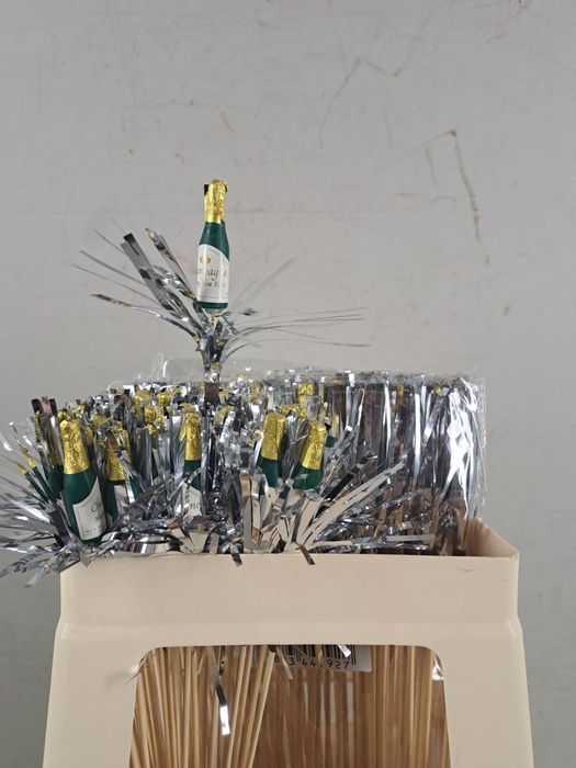 <h4>Stick NYE Champagne Tinsel</h4>