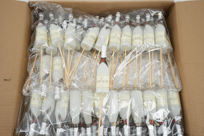 <h4>Stick Champagne bottle 13,5x4cm+12cm stick white 24pce/inner</h4>