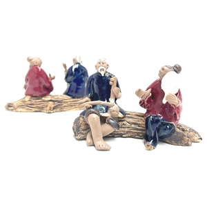 Two chinese men on a trunk, glazed, height 7cm, box 12 or 6 pcs.