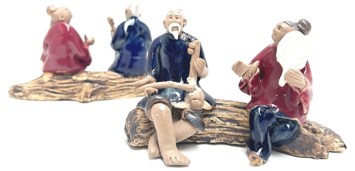 <h4>Two chinese men on a trunk, glazed, height 7cm, box 12 or 6 pcs.</h4>