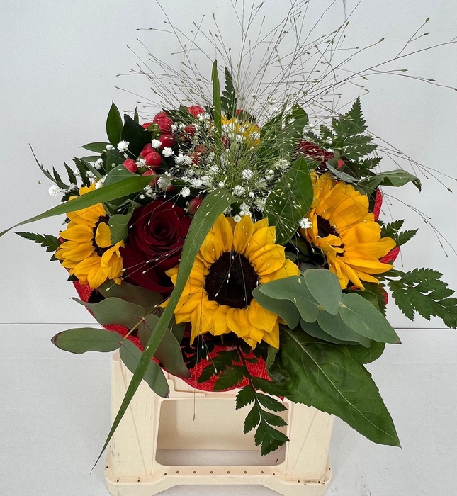 <h4>Bouquet Festa della Mamma (3 rose + Helianthus)</h4>