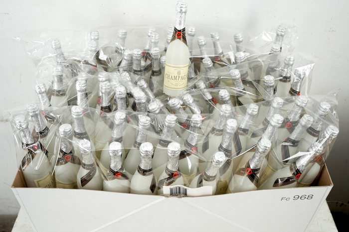 <h4>Pick Champagne bottle 13,5x4cm+12cm stick white 24pce/inner</h4>