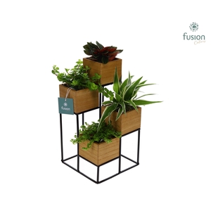Tower hout met metaal met groene planten