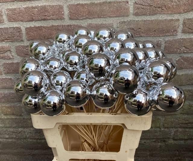 <h4>KUGEL AUF STAB H% SILBER GLANZ</h4>