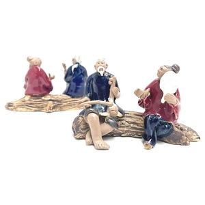 Two chinese men on a trunk, glazed, height 7cm, box 12 or 6 pcs.