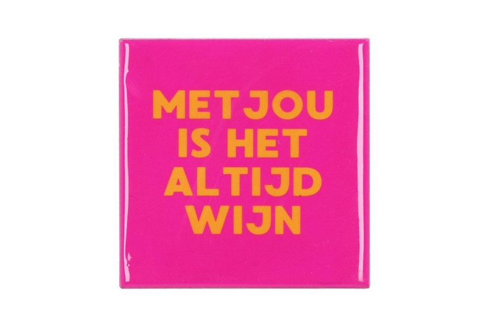 <h4>Tile Met Jou Is Het Altijd Wijn Fuchsia 10x10x1cm</h4>