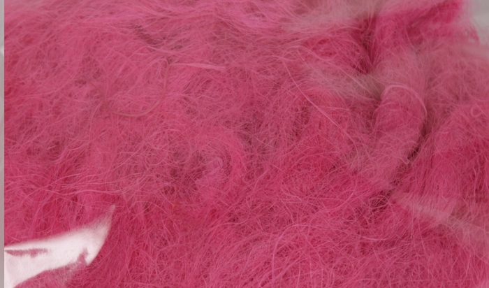 Fuzzy fibre 100 gram in poly Fuchsia