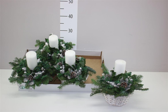 <h4>Arr Kerststuk Riet Met Witte Stompkaars</h4>