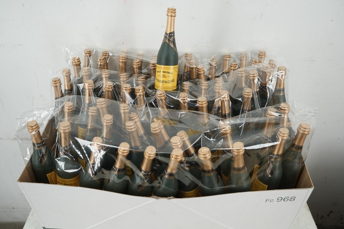 <h4>Pick Champagne bottle 13,5x4cm+12cm stick green 24pce/bag</h4>