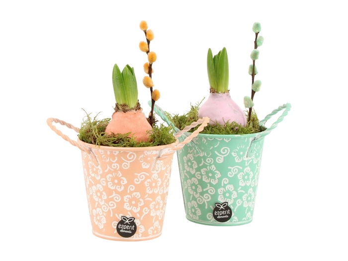 <h4>11642: Outdoor spring arrangement</h4>