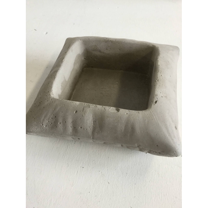 <h4>SQUARE CEMENT PLANTER NATURAL 15,5X15,5XH6</h4>