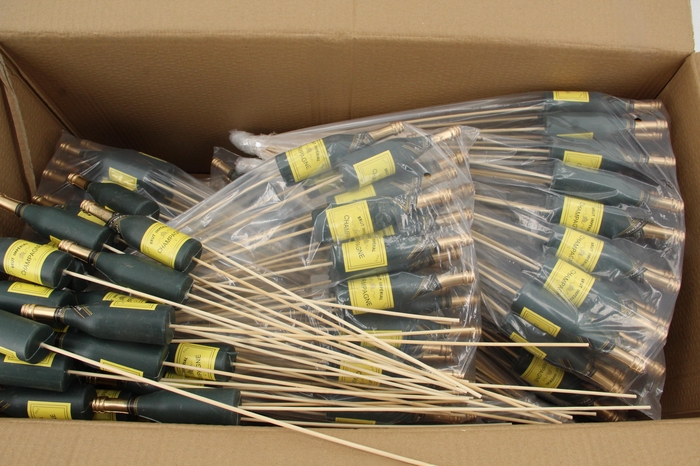<h4>Pick champagne bottle h13,5x4cm+50cm stick green</h4>