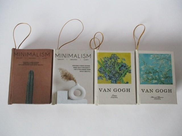 <h4>Books Hanging 9,5x7cm Min/vGog</h4>