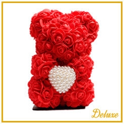 <h4>(03)Beer DELUXE op standaard 25cm rood met diamanten hart in luxe cade</h4>