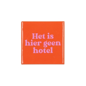 Tile Het Is Hier Geen Hotel Orange 10x10x1cm