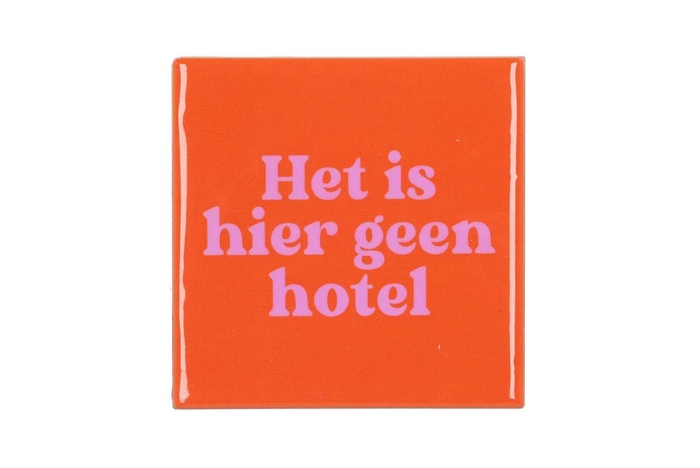 <h4>Tile Het Is Hier Geen Hotel Orange 10x10x1cm</h4>