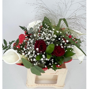 Bouquet Festa della Mamma (3 rose + 4 Zantedeschia)