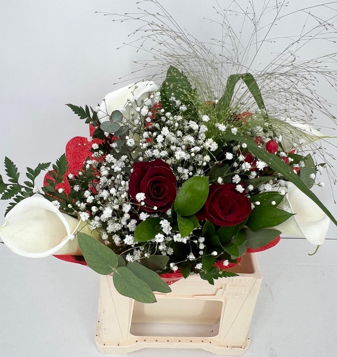 <h4>Bouquet Festa della Mamma (3 rose + 4 Zantedeschia)</h4>