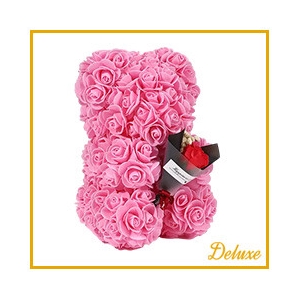 (03)Beer DELUXE op standaard 25cm roze met boeket in luxe cadeauverpak