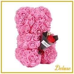 <h4>Beer DELUXE op standaard 25cm roze met boeket in luxe cadeauverpakking</h4>