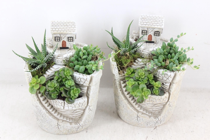 <h4>arr3 SN - Hill top house/garden</h4>