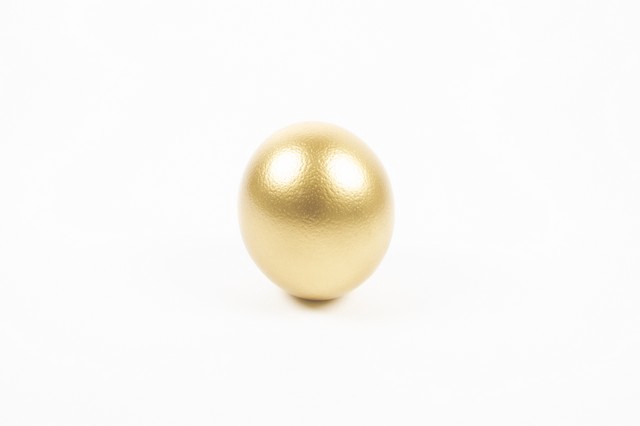 Egg ostrich paint gold