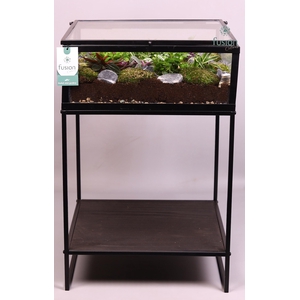 Metaal tafel met Groenen planten arrangement